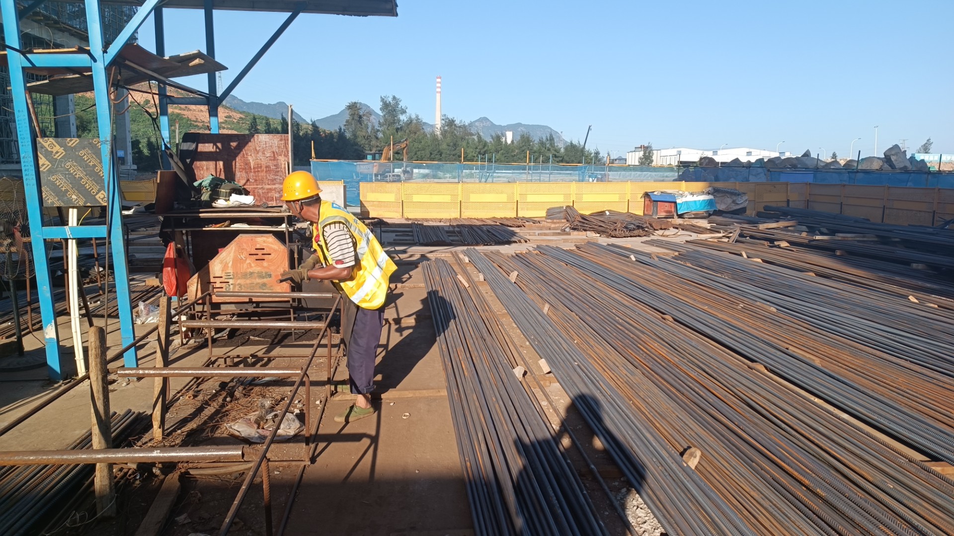 堅(jiān)守一線“戰(zhàn)高溫” 項(xiàng)目建設(shè)有“涼策”，王俊宇拍攝1.jpg