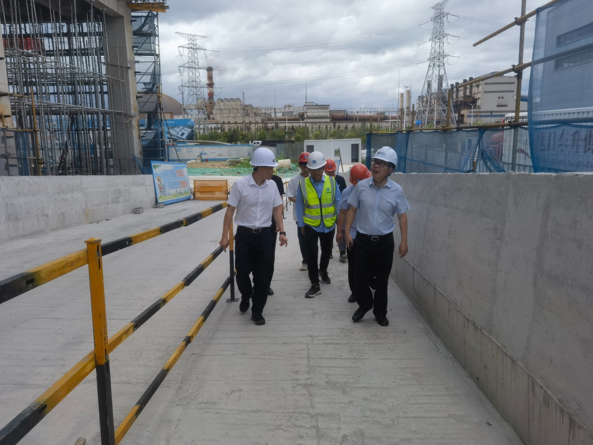 市交投集團(tuán)領(lǐng)導(dǎo)深入市交投物流集團(tuán)重點(diǎn)項(xiàng)目現(xiàn)場(chǎng)檢查指導(dǎo)防汛防臺(tái)風(fēng)工作，曾騫拍攝1.jpg